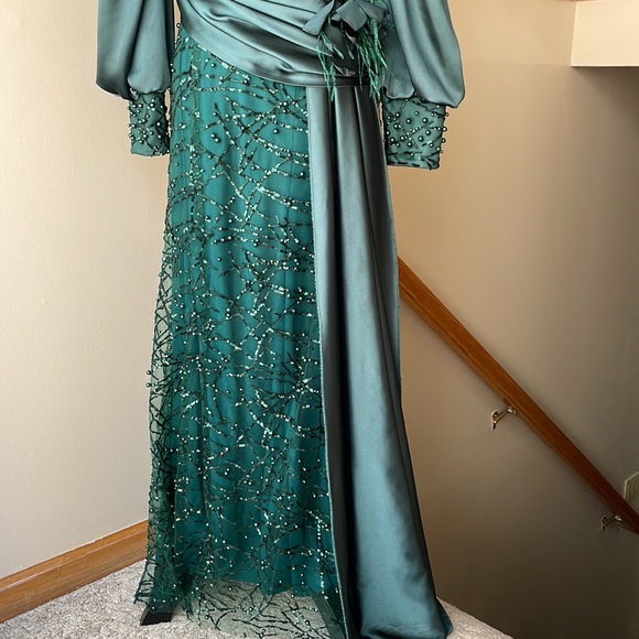 Emerald Green ball gown with feather and pearls. Gizemkis size 42. - Picture 3 of 5